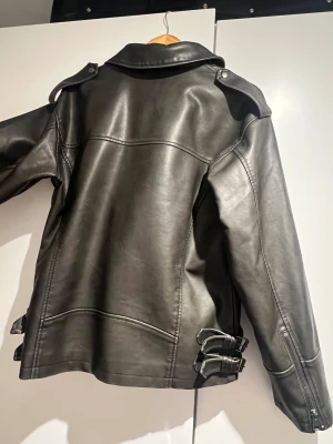 Skinnjacka - Skinnjacka från Bikbok, nyinköpt förra året, aldrig använd. Mörkare olivgrön färg skulle jag säga. Jätteskön och bra stora fickor🩷den är oversized i storleken, detta är en xs men passar alla upp till XL skulle jag säga 