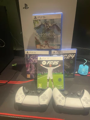 PS5 - Säljer ett PS5, där det ingår 4 spel, 2 spelkontroller och även original boxen! Den enda defekten är där fram där den har en liten repa som visas på en bild. Ställ gärna frågor eller ifall du vill diskutera pris.