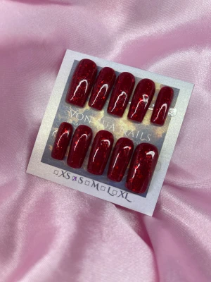 FirePlace (S);Medium Square;Curved - Snygga lösnaglar i storlek S: 15 mm, 11,5 mm, 12 mm, 11 mm, 9 mm. Djup röd färg med glittereffekt och glossig finish. Naglarna är medium långa och har en rak, square design. Perfekta för att ge dina händer en extra wow-känsla.