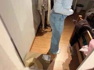 Ljusblå wide jeans  - Säljer ett par ljusblå jeans med breda ben. Modellen är loose fit och har medelhög midja. De är tyvärr för små för mig nu (andra bilden passade de mig) 