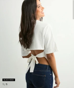 T-shirt knyt ryggen - Tröja med öppen rygg som man knyter. Använd 1 gång, storlek xxs. Nypris 250kr