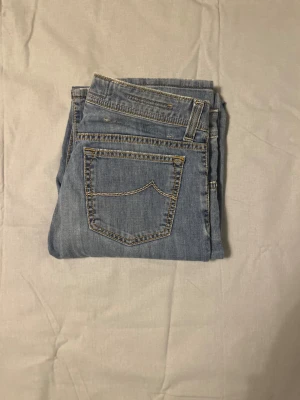 Ljusblå Jacob Cohën Jeans - Hej! Säljer nu dessa grymt feta Jacob Cohën Jeans. De har en riktigt snygg färg. Storlek 31. Passformen är slim fit. Ordinarie pris ligger på omkring 5000 kr. Hör av dig om du undrar något eller vill ha mått! 