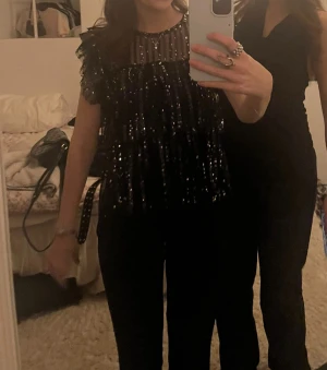 Glittrig topp - Säljer den här glittriga toppen från Gina Tricot. Perfekt nu till nyår💘strl 158/164, passar mig som vanligtvis bär xs