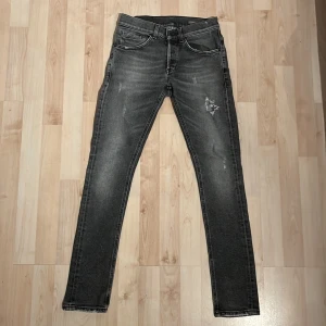 Dondup George - Säljer ett par Mörkgrå svarta riktigt snygga Dondup George som är i storlek W29 och de passar Storlek W28 och är allmänt bara riktigt snygga! Priset är inte helt hugget i sten.Har ni några frågor så är det bara att skriva till mig//Mvh Erik