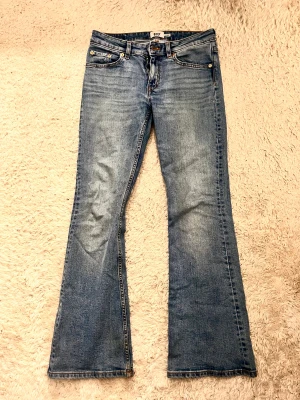 Midwaist jeans Ljus blåa  - Dessa fina Jeans är från lager 157 dom är i ganska så bra skick och dom är midwaist.