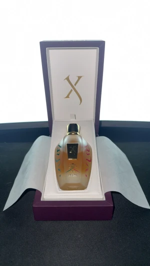 Xerjoff Decas exklusiv parfym - Xerjoff decas från 1861 linjen. Denna linjen är väldigt känd för den populära vinter parfymen naxos men i all hype missar många denna unika doft. Om du vill lukta exklusivt och unikt utan att lukta som alla som strävar efter detsamma borde du pröva Xerjoff decas! Meddela mig beroende på storlek😄