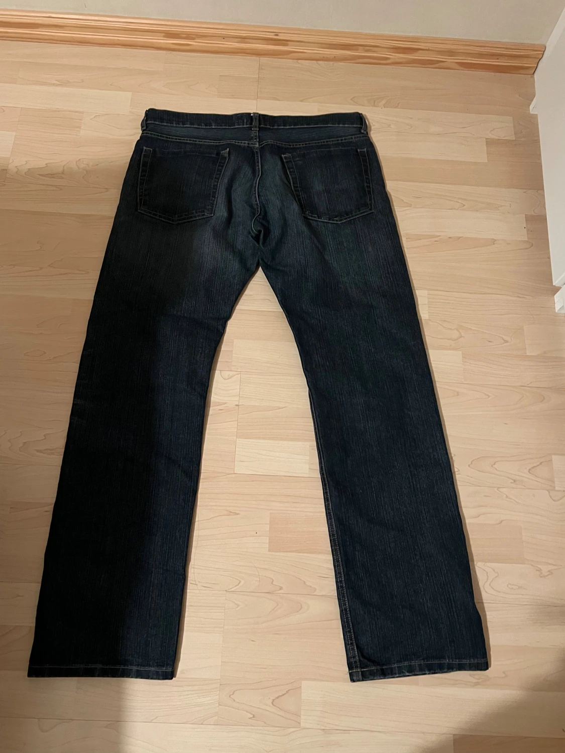 Mörkblå jeans från Dressmann - 1
