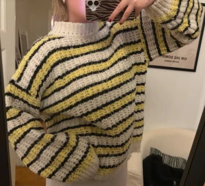 Stickad tröja - Skitsnygg stickad tröja från topshop. Använd men fortfarande i väldigt fint skick! 