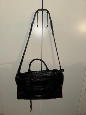 Ginatricot väska - Hej, säljer denna Ginatricot väskan som är använd två gånger en kort stund den är i fint skick, det är en super smidig väska men säljer den då jag inte får användning för den tyvärr💕