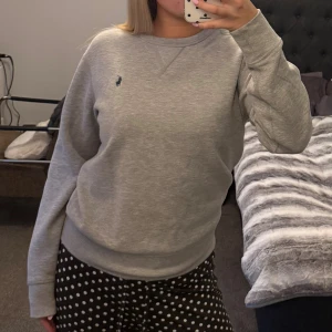 Ralph Lauren tröja - Snygg Ralph lauren sweatshirt som passar både tjejer och killar🩷Knappt använd så den är som ny!! Såklart äkta😊