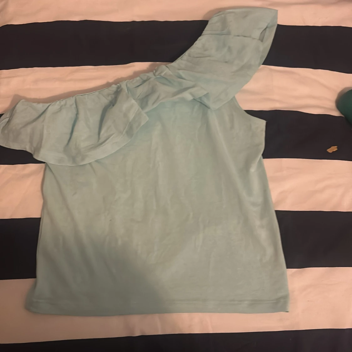 Ljusblå oneshoulder topp från Kappahl