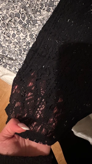 Svarta lågmidjade spetsbyxor  - Supersnygga svarta spetsbyxor  från Impuls i storlek XS/xxs. Byxorna är i spets med genombrutet mönster och har dragkedja i sidan. Perfekt för dig som gillar detaljer och vill ha byxor  som sticker ut lite extra. OBS Kan tyvärr inte skicka bilder med dom på då dom är försmå för mig! Sänker pris vid snabbt köp!