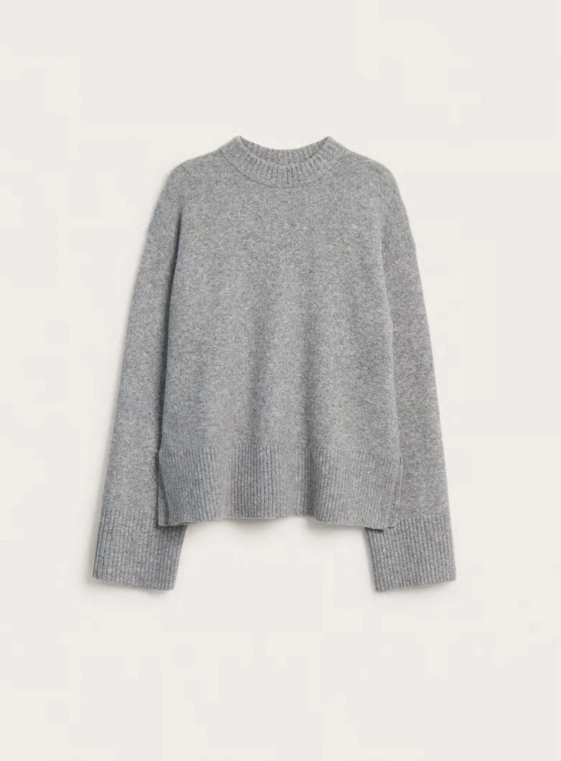 Grå stickad tröja med ribbade detaljer