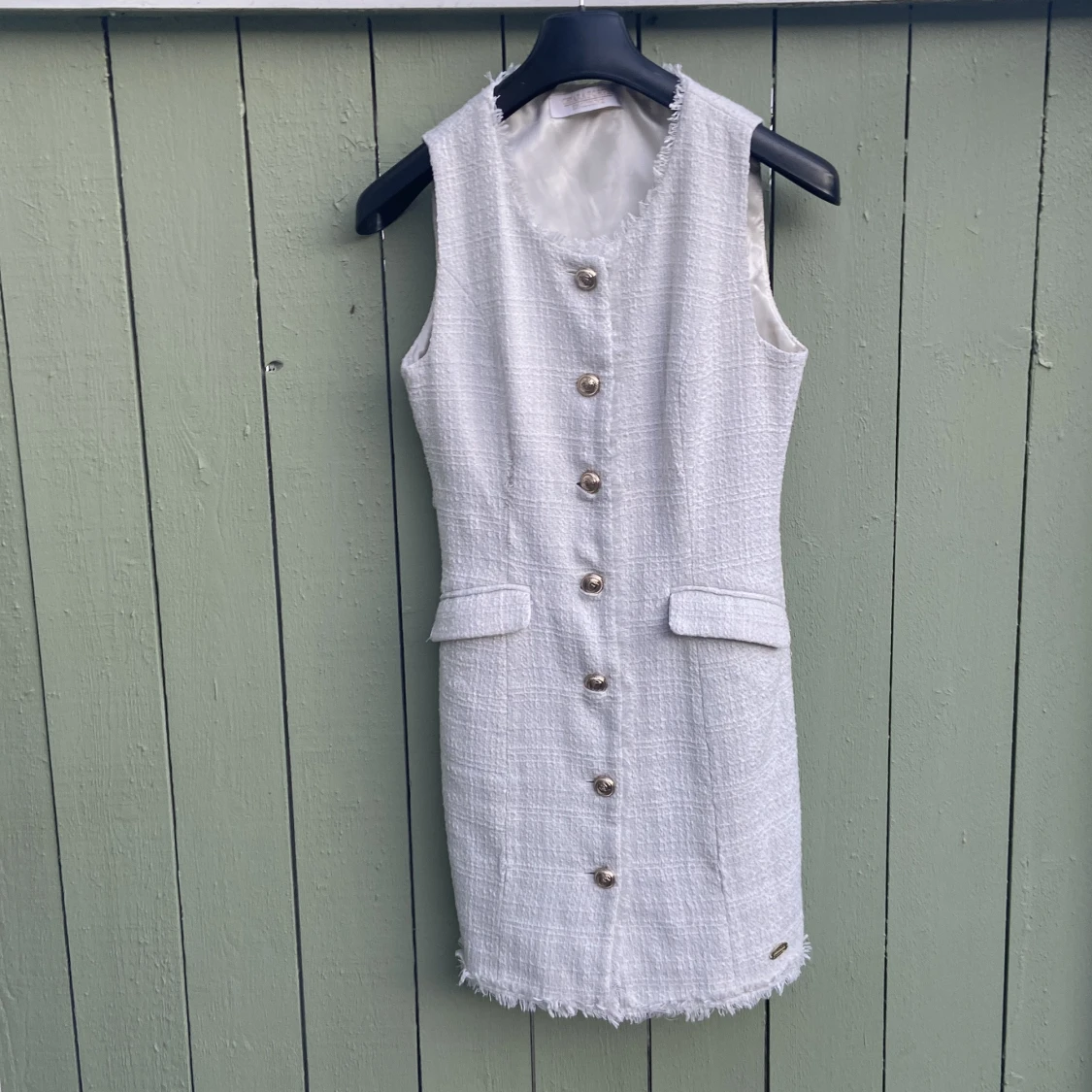 Vit ärmlös kortklänning med knappar - 2