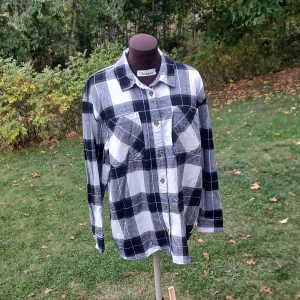 Rutig skjorta - Säljer en svart och vit rutig skjorta från KappAhl i storlek 170. Skjortan har klassisk krage, knäppning framtill med bruna knappar och två bröstfickor. Passar mig som är s/m.. Nästan aldrig använd!🍂✨️ Det är bara att skriva om man har frågor!😊💖