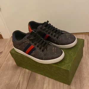 Svarta GG Ace sneakers  - Unika Gucci ace skor 9/10 skick, Används lite men inte längre pris kan diskuteras vid snabb affär. Finns inte kvitto. 