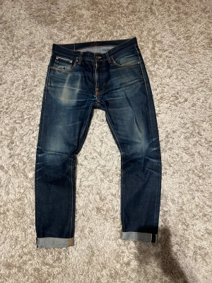 Dry Japan Selvage nudie jeans slim fit herr wash w31 fade blå - Dry Japan Selvage nudie jeans modell Lean Dean i slim passform. Mycket bra skick, riktigt najs material. W31, jeansen har en riktigt fet fade med snygga slitningar och lagningar. Postas antigen samma dag som köp eller dagen därpå🙌💯