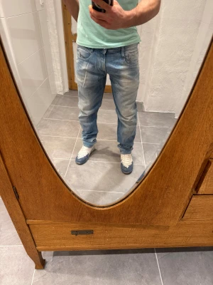 Replay jeans  - Ett par snygga byxor från Replay i storlek W32 L32 i modellen Anbbas 