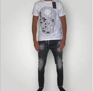 Philipp Plein tshirt strl S vit  - Helt ny. Fin replika med grym kvalitet. Modellen är 175cm lång och bär storlek S. Pris: 999kr. Först till kvarn som gäller. Skickas direkt inom 24h