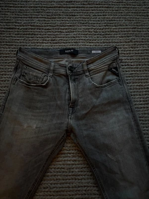 Replay jeans - Replay rocco w 28 L 32, med fräsha slitningar. Jeansen är nästan helt oanvända! Nypris 1800! Dem sitter slim!
