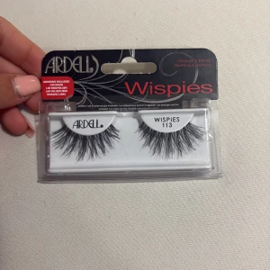 Ardell Wispies 113 lösögonfransar - Säljer ett par Ardell Wispies 113 lösögonfransar i svart. Fransarna är långa, fluffiga och ger en naturligt fyllig look. Förpackningen innehåller lim och instruktioner på baksidan. Perfekta för att lyfta din sminkning till nästa nivå. (Aldrig använt, men har öppnat och kollat på) skriv privat om du har flera frågor eller vill ha tydligare bilder. Priset går att diskutera.
