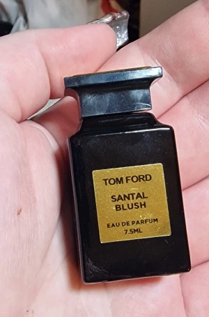 Tom Ford Santal Blush 7.5ml - Tom Ford Santal Blush Eau de Parfum i smidig 7.5ml storlek. Perfekt att ta med i väskan för en lyxig touch när du är på språng. Snygg och exklusiv design som sticker ut.