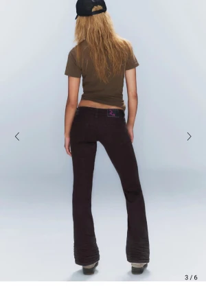 SVARTA LOW WAIST BOOTCUT JEANS - Säljer ett par svarta low waist bootcut jeans från cheap Monday. Varan ser ut att vara i väldigt bra skick. Använd få tal gånger då de är för små. Skickar ditt paket så snabbt som möjligt. Skriv om du har frågor!