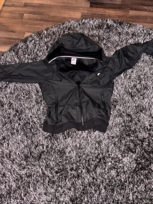 Svart Nike vindjacka med huva - Hej jag vill bli av med denna jacka. Den är väldigt skön och bra när de blåser. Bra att ge till sin bror eller son. Pris kan diskuteras vid snabb affär❤️