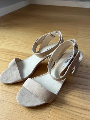 Beige sandaler med klack - Beige klackskor med 3 cm blockklack. Bekväma att gå i. 
