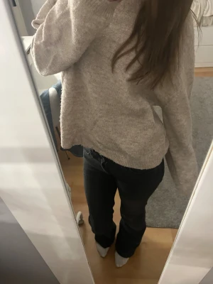 Beige stickad tröja från Lager 157 XS - Mysig beige stickad tröja från Lager 157 i storlek XS. Tröjan har en loose passform med långärmade ärmar och ribbade muddar vid hals, ärmslut och nederkant. Perfekt för att hålla dig varm under kyliga dagar.💗