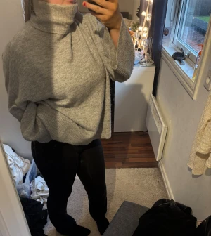 Grå polotröja från Bikbok - Mysig och stickad polotröja från Bikbok i ljusgrått. Tröjan har breda ärmar, hög polokrage och är stickad i mjukt material. Passar dig som gillar oversized vibe och enkel stil. Storlek L men passar mig som är S, allt beror på hur du vill att den ska sitta på.Vid snabb affär kan priset diskuteras. Har du frågor, bara att skriva💞