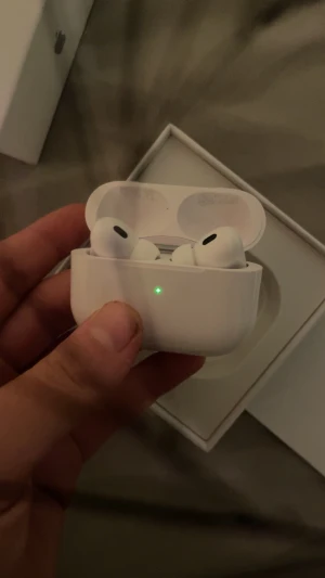 AirPods Pro - Säljer ett par Apple AirPods Pro (modell A3049) i mycket gott skick. Fullt fungerande med aktiv brusreducering, transparensläge och adaptiv ljudkontroll. Batteriet är fräscht och garanti gäller till februari 2026. Inga synliga defekter eller slitage. Perfekt för musik, samtal och träning.