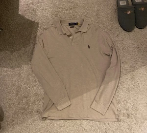 Ralph lauren polo  - Tjena! Säljer nu denna extremt stilrena polo från Ralph lauren. Storlek L och i ny skick då den endast testats på. Priset är ej hugget i sten så hör av dig vid minsta fundering:)