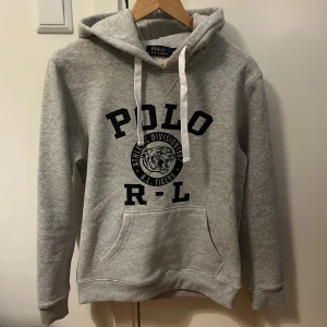 Ralph Lauren hoodie - Säljer en mycket snygg och ganska sällsynt Ralph Lauren hoodie. Den är i utmärkt skick utan defekter. Storlek M men passar bra som S.