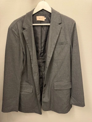 Blazer från nelly  - Grå kavaj/ blazer