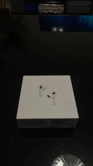 AirPods (3rd generation) - Säljer ett par AirPods 3rd generation med originalförpackning och laddningsetui. Hörlurarna är i mycket gott skick, utan synliga repor eller skador. Perfekt för trådlös musik och samtal med hög ljudkvalitet. Kompatibel med MagSafe och Qi-laddare. Levereras komplett med tillbehör.