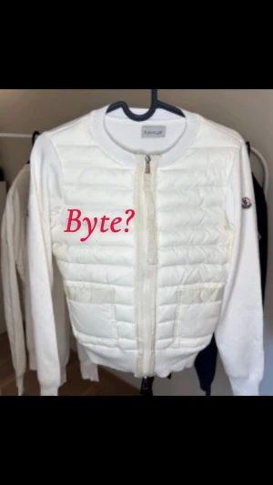 Vit quiltad jacka från Moncler - Snygg vit jacka från Moncler med quiltad framsida och dragkedja. helt ny men vill jätte gärna ha en beige eller en svart,blå i storlek s