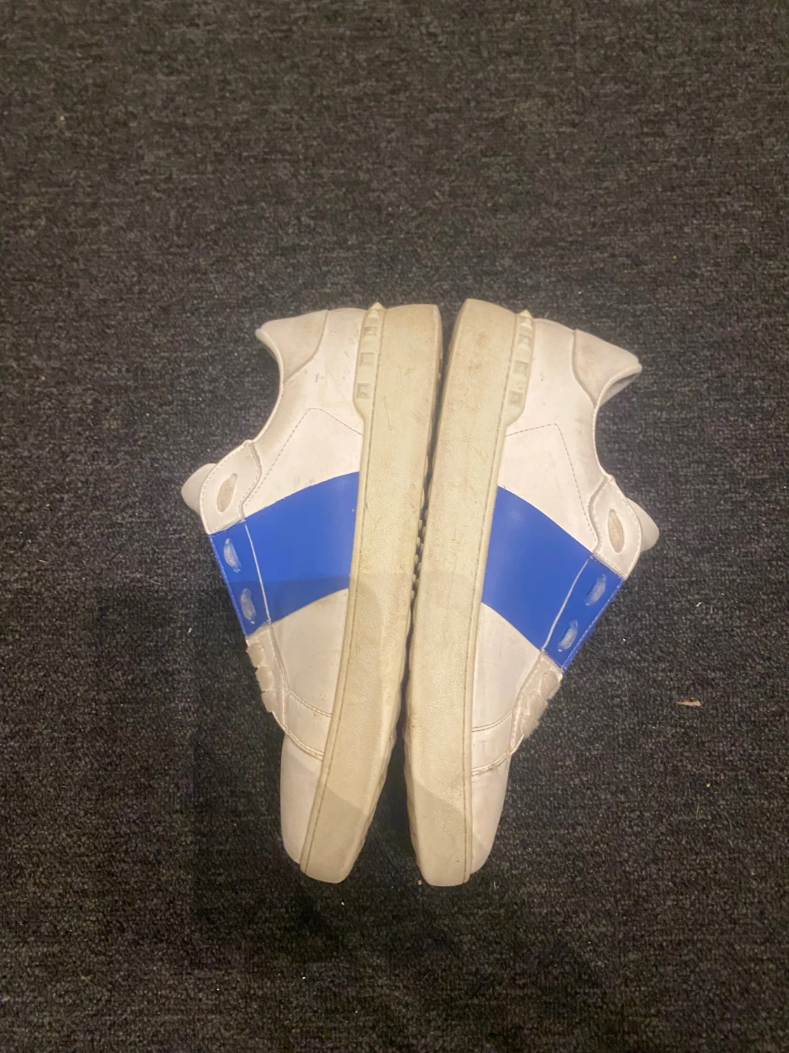 Valentino Garavani vita sneakers med blå detalj