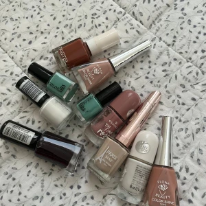 Flera nagellack i olika färger - Säljer ett gäng nagellack i olika färger som brunt, nude, vitt, grönt, vinrött och rosa. Märken som Flona Beauty, Pastel, Paris Max och Essence. Fina flaskor. Flaskor som jag inte använder och har haft i min byrå väldigt länge