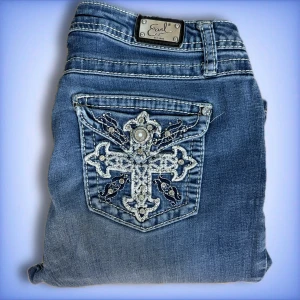 Earl bootcut jeans - Snygga Earl bootcut, lågmidjade jeans i ett fint skick! Innerbenslängd: 75,5cm💙 midjemått tvärs över: 36cm💙