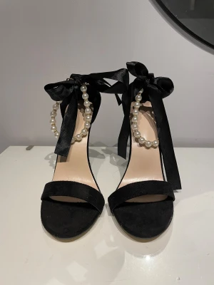 Svarta klackar med pärlor - Svarta klackar med hög klack. De är i storlek 38 men ganska små framtill. Aldrig använda💕