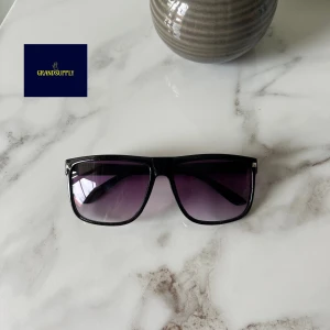 Svarta solglasögon  - Aldrig använda! | Det finns inga märken på dem alltså  är de offbrand, sjukt populära | Passa på innan slutsålda!🙌 