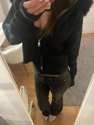 Svart teddyjacka med fluffig huva - Säljer en svart teddyjacka med fluffig huva och dragkedja framtill. Jackan är croppad och har långa ärmar med ribbade muddar. Perfekt för dig som gillar mysiga och trendiga jackor🥰