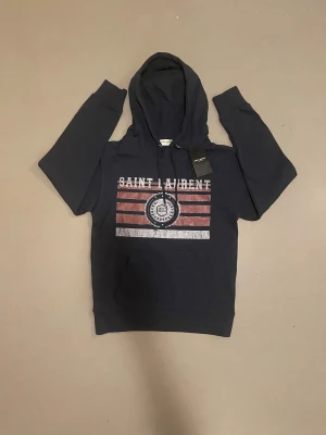 Mörkblå Saint Laurent hoodie - As fet hoddie från YSL aldrig använd endast provad på kroppen, vid snabb affär kan priset sänkas 