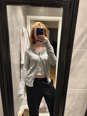 Fin grå kofta - Fin grå kofta, använd men fortfarande i fint skick☺️