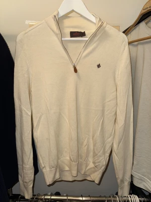 Morris quarter zip - Säljer denna riktigt stiliga 1/4 zip i merino ull från Morris. Nästan aldrig använd!  Hör av dig vid frågor! Nypris ca 1700