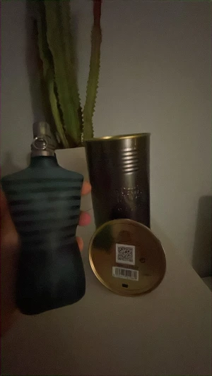 Jean Paul Gaultier Le Male 125ml - Stilren och ikonisk parfym i 125ml storlek från Jean Paul Gaultier. Flaskan har en unik design och levereras med originalförpackning. Tillverkad i Frankrike.