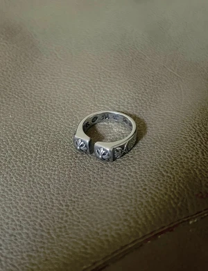 Cross Split Design Statement Ring - Cross split design, beautifully rebellious. Size 9 (19 mm)