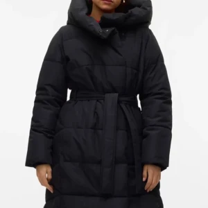 Vinterjacka Vera Moda  - Säljer en svart pufferjacka med stor huva och bälte i midjan. Jackan är en fin design och långa ärmar, perfekt för kalla dagar. Den har en oversized look och ger riktigt skön värme. Snygg och enkel att styla till vintern.Den har inga defekter, ser ut som ny. Köpte den för 1000 kronor, säljer den 50 procent billigare❤️❤️❤️