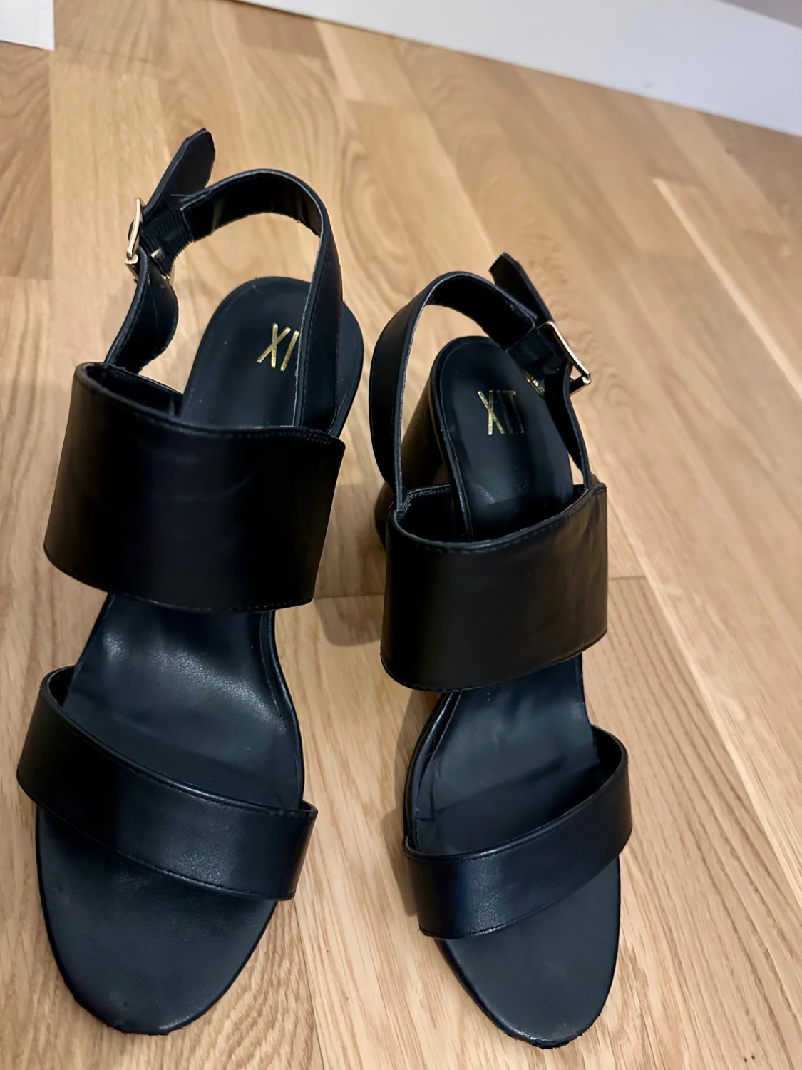 Svarta sandaler med klack från XIT - 1